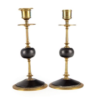 null Pair of candlesticks in brass and black marble 

Late 19th century 

H. 22 cm...