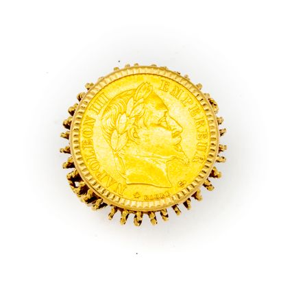  Bague en or jaune ornée d'une pièce Napoléon III 
Poids : 9,44 g.