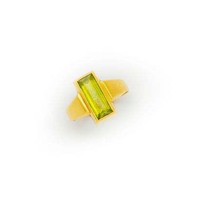  Bague en or jaune ornée d'une pierre verte 
TDD : 54 
Poids brut : 3,6 g.