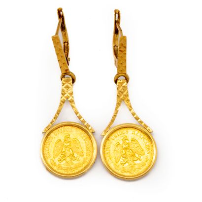  Paire de boucles d'oreilles en or ornée d'une pièce de deux pesos en or 
Poids :...