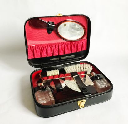 null Leather travel kit containing various boxes and utensils for the toilet (brushes...