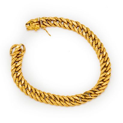 null Curb in yellow gold

Weight : 10,18 g.