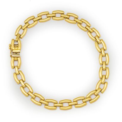 null Yellow gold bracelet with flat links

Weight : 15,2 g.