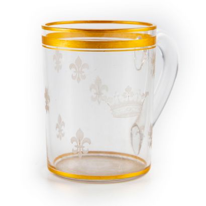 Petite tasse en verre à filet doré et décor...