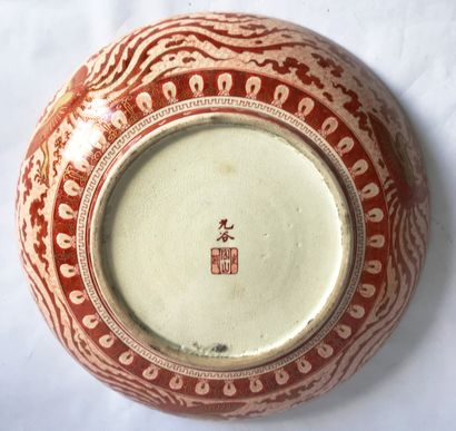 null SATSUMA - Japon

Plat creux en porcelaine à décor rouge corail et doré de personnages...