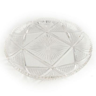 Important plat en cristal taillé de forme...