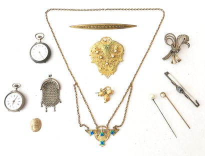  Ecrin comprenant : montres de col - bourse et bijoux fantaisies du début du XXe