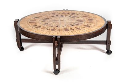  Roger CAPRON (1922-2006) 
Table basse, plateau circulaire en grès émaillé à décor...