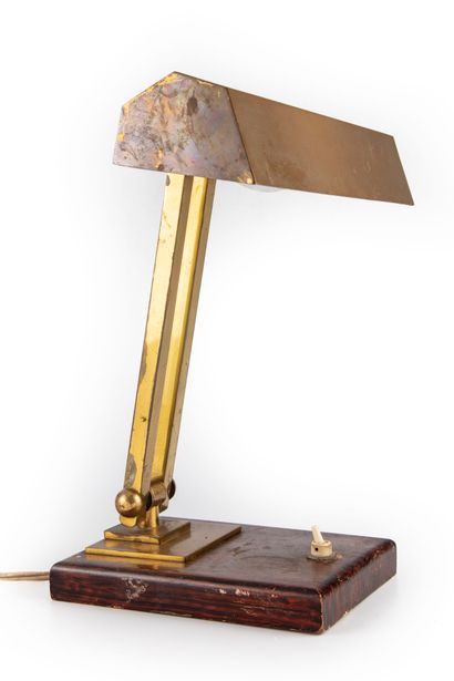  Lampe de bureau en laiton ajustable , bois et laiton 
H. : 28 cm ; L. : 17 cm