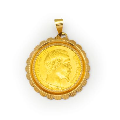 null Pendant in yellow gold decorated with a 20 Francs gold coin

Weight : 8,7 g...