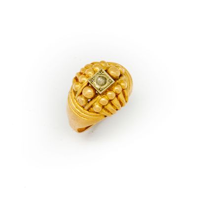 null Yellow gold ring set with a small diamond 

Gross weight : 3,28 g.