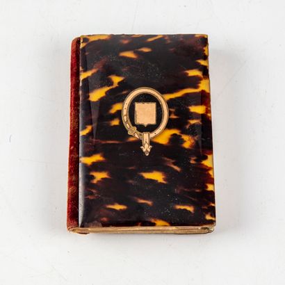 null Small notebook of ball, the cover in tortoise shell with inlay of brass. With...