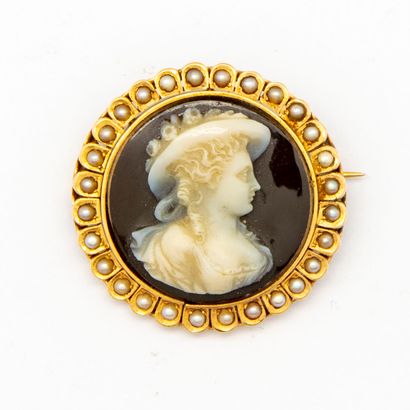 Cameo on hard stone, gold frame, punctuated...