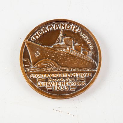  Médaille commémorative du lancement du paquebot, en bronze. 
Sculpteur Jean VERNON...