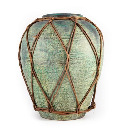 Vase ovoïde en céramique verte et maillage...
