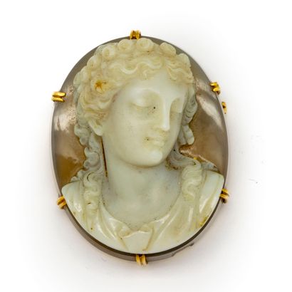 Yellow gold brooch with a cameo on a hard...