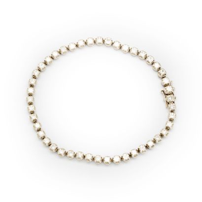 null Bracelet in line in white gold decorated with small diamonds 

Gross weight...