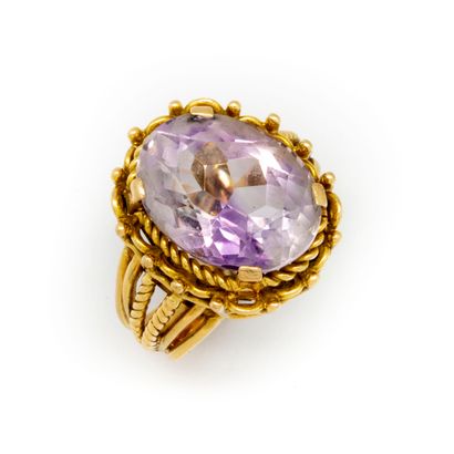 Yellow gold signet ring with an amethyst...