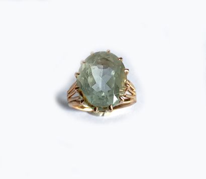 null Yellow gold (18K) ring set with an oval cut blue tourmaline. Circa 1950

Gross...
