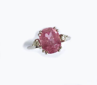 null Small 18K white gold ring set with a square pink tourmaline framed by two small...