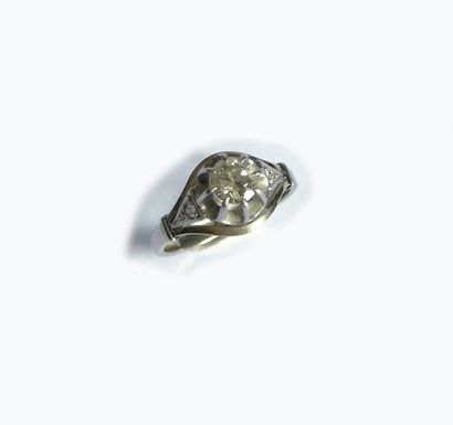 null Bague en or blanc (18K) sertie griffes d'un diamant de 0,5 ct environ épaulé...