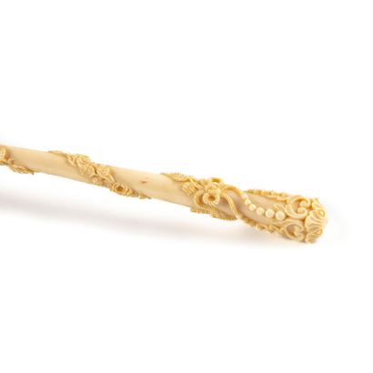 null Parasol, the handle in ivory carved with a garland of roses, bows, pearls and...