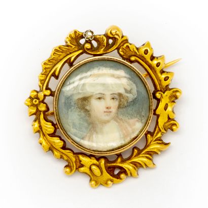 MARRET Vers 1900 
Broche en or jaune ornée d'un portrait de femme miniature sur nacre,...