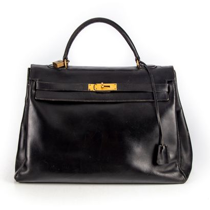 HERMES HERMES - Paris 

Kelly bag in black leather, padlock, keys and bells

Letter...