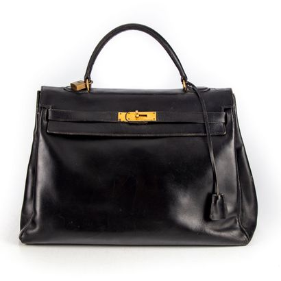 HERMES HERMES - Paris 

Sac modèle Kelly en cuir noir, cadenas, clés et clochettes

Lettre...