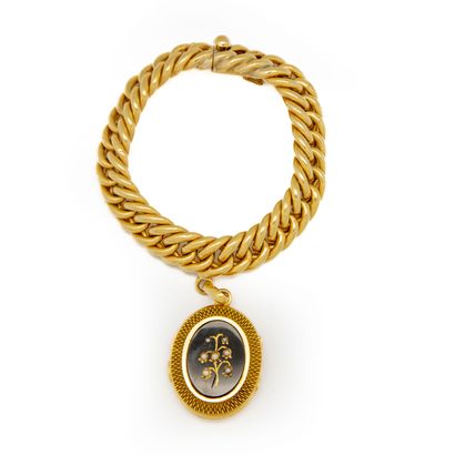 null Bracelet en or jaune à maillons plats

Poids du bracelet : 32 g.

On joint un...