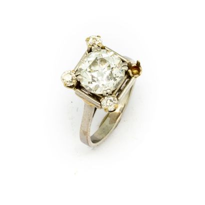 null Platinum ring set with a solitaire old-cut diamond weighing 2.94 cts, H color,...