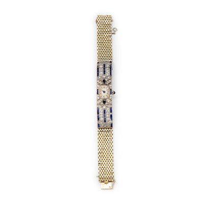 null Vers 1930

Montre bracelet de dame en or gris dans le style Art Déco

Poids...