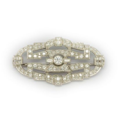 null Circa 1930

Openwork white gold brooch paved with diamonds, the central old-cut...