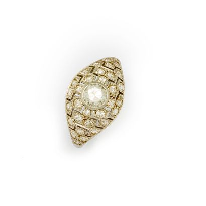 null White gold ring set with a central diamond paved with small white stones

TDD...