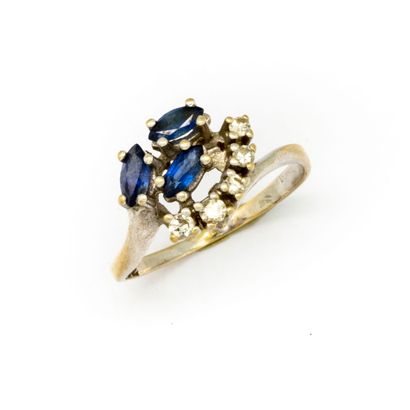 null White gold ring set with three sapphires and small diamonds

TDD : 48 - Gross...