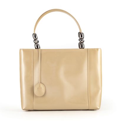 DIOR Christian DIOR

Bag Malice model in cream patent leather, the handle decorated...