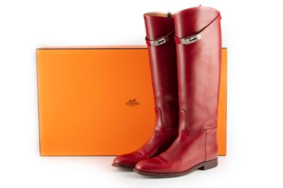 HERMES HERMES - Paris

Pair of red leather boots with a silver metal zipper in front

Size...