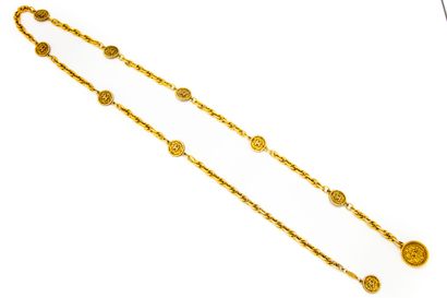 CHANEL CHANEL - Year 1982 

Belt chain in gilded metal, decorated with medallions...