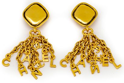 CHANEL CHANEL 

Pair of gilded metal ear clips with C H A N E L letters and cigle....