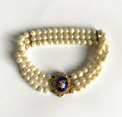  Bracelet à trois rangs de perles de culture, le fermoir en or jaune et médaillon...