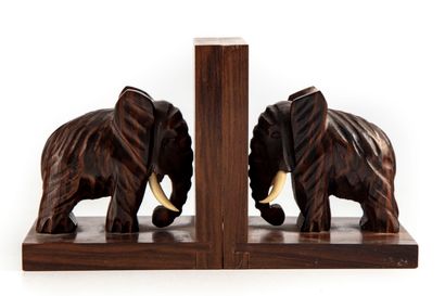 null Paire de serre-livre en bois exotique sculpté d'éléphant

H. 12 cm ; L. : 10...
