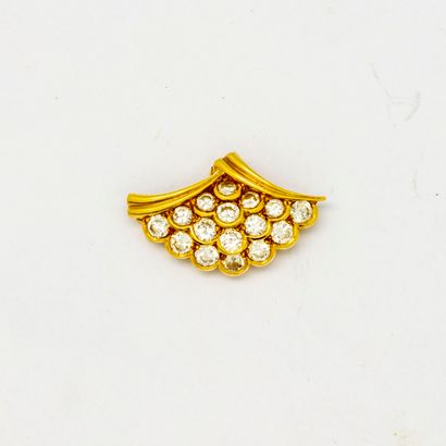 null Yellow gold pendant in the shape of a fan paved with small diamonds

Gross weight:...