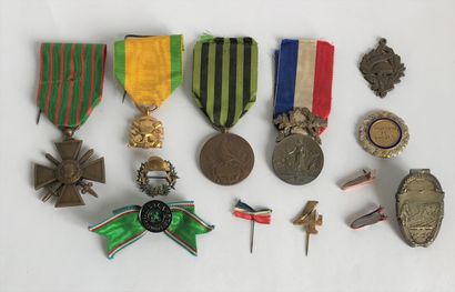  Ensemble de médailles - insignes et barrettes militaires.