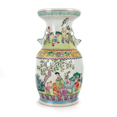 CHINE - XXe 
Vase en porcelaine à panse renflée...