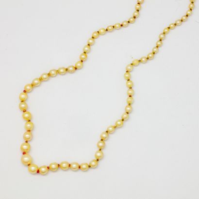 Pearl necklace with yellow gold clasp