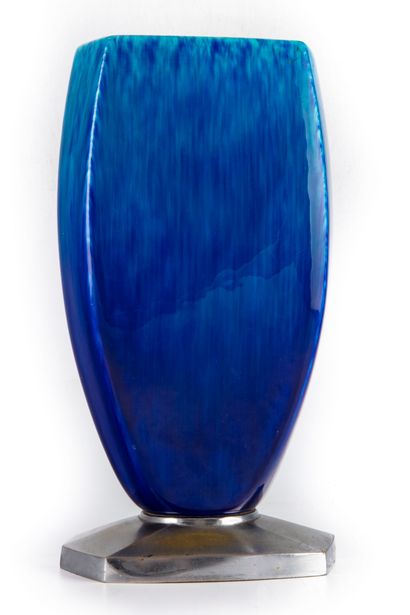 null Paul MILLET (1870-1950) à Sèvres

Vase à pans coupés en porcelaine bleu marmoréen...