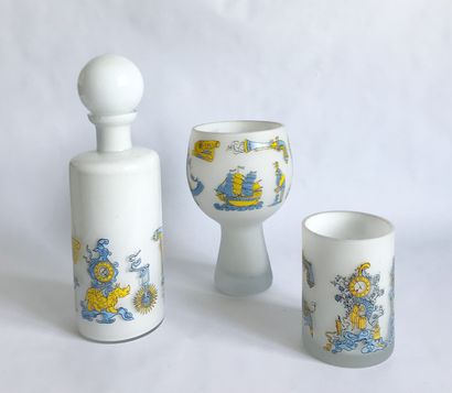 null Trois pièces en verre opalin à décor appliqué de divers motifs en couleur. Circa...