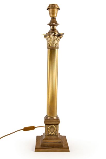 null Important pied de lampe en métal doré formant une colonne corinthienne

H. :...