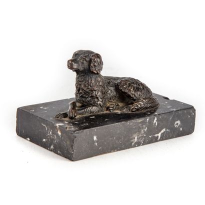 null Presse papier en bronze formant un petit chien couché sur un socle en marbre...