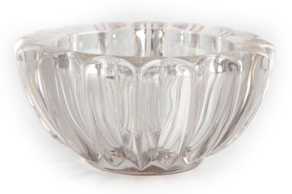 null Molded crystal bowl 

About 1970 

H. 9 cm ; D. 18 cm